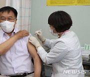 아스트라제네카 백신 접종받는 김진하 양양군수