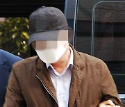 '동화마을 투기 의혹' 구청 공무원 영장실질심사 출석