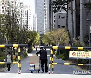 손수레에 실려 들어가는 택배물품