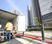 고덕동 한 아파트 단지 내 택배 물품이동은 손수레로