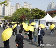 코로나19 임시선별검사소 '긴 줄'