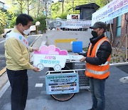 관악구, 재활용품 수집 고령층에게 '경량리어카'지원