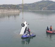 같은 학과 대학생들 탄 공유차, 저수지로 추락..5명 참변