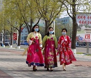 [서울포토] 태양절 맞아 한복 입은 북한 여성들