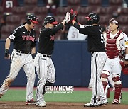 [고척 게임노트] '단독 1위 등극' LG, 키움에 0-4→6-4 역전극