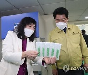 코로나19 예방접종센터 점검하는 박준희 관악구청장