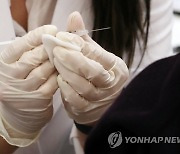 정부 "국내 한 제약사 8월부터 해외백신 위탁생산..곧 발표"