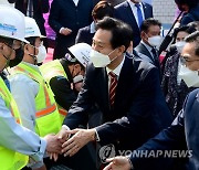 신월여의지하도로  공사 관계자와 악수하는 오세훈 서울시장