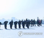 '태양절' 맞아 김일성·김정일 동상 참배하는 북한 주민들
