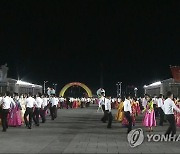 북한 청년들, 마스크 쓰고 김일성 광장에서 야간 무도회