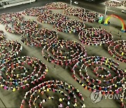 북한 청년들 '태양절' 당일 밤 김일성광장에 모여 야회