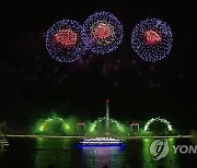 평양 대동강 위에서 터지는 불꽃놀이..북한은 김일성 생일 맞아 축제 분위기