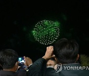 스마트폰으로 '태양절 불꽃놀이' 촬영하는 북한 주민들