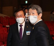 [포토]'투표위해 의원총회 참석한 이인영 장관'
