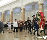 김정은, 태양절 맞아 리설주·김여정과 금수산태양궁전 참배(종합)