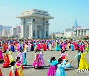 김일성 생일 맞아 경축 무도회 펼치는 북한 여맹