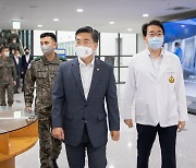 국군수도병원 특별방역점검 나선 서욱 장관