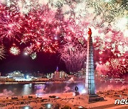 김일성 생일 축하하며 평양 시내에 펼쳐진 축포들