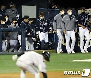 경기도 패했지만..박세혁 사구 걱정에 착잡한 두산