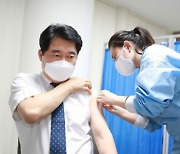 [포토] 박준희 관악구청장, 아스트라제네카(AZ) 백신 접종