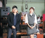 20대 아이돌-40대 평론가의 만남.. "부조화속 조화 기대를"