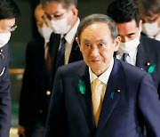 스가 일본 총리, 중국에 정면 대응하라는 미국 요구받을 수도