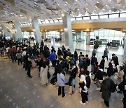 [지금 이 시각]코로나도 무섭지 않아요. 여행객들로 북적이는 김포공항