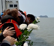 7년 전 세월호 침몰 해역에 울린 애끓는 외침(종합)