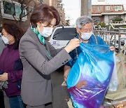 한정애 환경부 장관, 단독주택 지역 재활용품 수거현장 방문