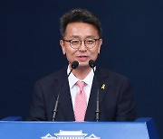 [속보] 문대통령, 신임 靑 정무수석에 이철희 전 의원 내정