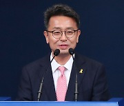 [현장연결] 문대통령, 신임 靑 정무수석에 이철희 전 의원 내정