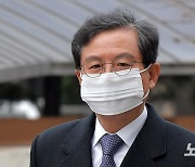 검찰, '라임 로비' 의혹 윤갑근 전 고검장에 징역 3년 구형