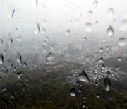 [내일날씨] 흐리다 오후 곳곳 소나기 "우산 챙기세요"