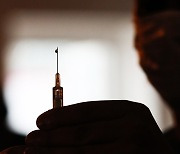 "면역력 낮아 백신 효과 없는 환자 수백만 명 될 것".. 항체치료제 대안 될까