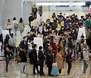 방역 비상에도..여행객들 북적이는 김포공항