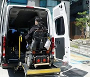 서울다누림관광센터 "해변용 휠체어로 백사장도 GO"