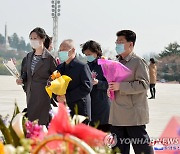 북한 김일성 생일 맞아 동상에 헌화하는 주민들
