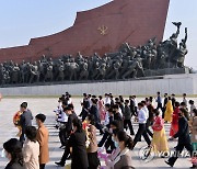 북한 김일성 생일 맞아 동상에 헌화하는 주민들