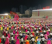 북한 청년들 '태양절'맞아 김일성광장에서 야회