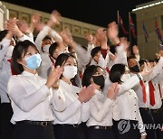 마스크 쓰고 불꽃놀이 관람하는 북한 청년들