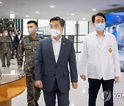 국군수도병원 특별방역 점검하는 서욱 장관