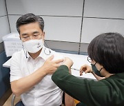 서욱 국방장관·원인철 합참의장 코로나 백신 접종