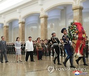 김정은, 김일성 생일에 리설주와 금수산궁전 참배..공연도 관람(종합2보)