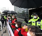 오염수 해양방출 규탄 시민에게 우산 씌워주는 경찰