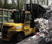 코로나19로 재활용 쓰레기 '급증'..분주한 직원들
