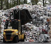 코로나19로 재활용 쓰레기 '급증'.. 분주한 재활용수집소