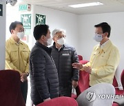 여객선 방역상황 점검하는 문성혁 장관