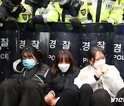 후쿠시마 오염수 방류 결정 규탄하며 대학생들 日대사관 앞 대치