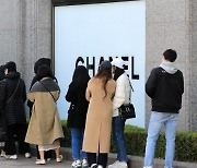 코로나에도 명품에 15조 쓴 한국인..에루샤만 2조4000억