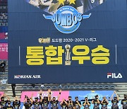 대한항공 '통합우승 축포 맞으며 기쁨 만끽' [MK포토]